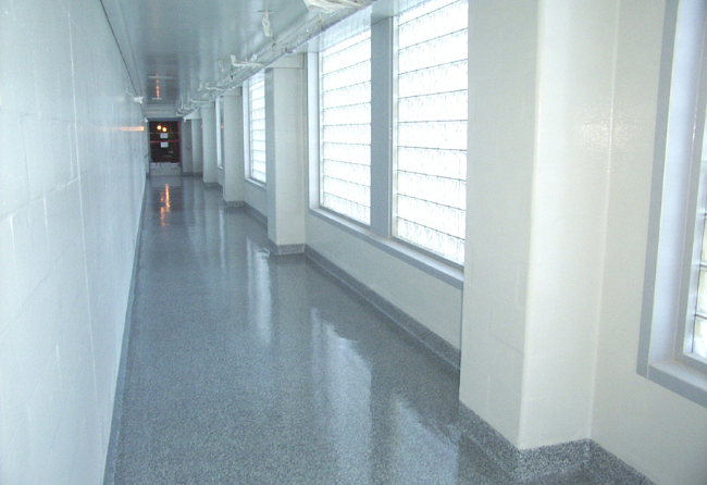 Stonglaze VSE In A University Corridor