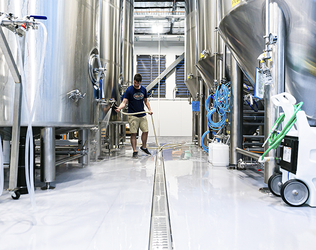 Hombre Lavando Tanques En Cerveria Stonclad